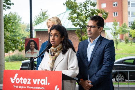 Dominique Anglade avec deux candidats lors d'une annonce à Verdun dans le cadre des élections provinciales 2022