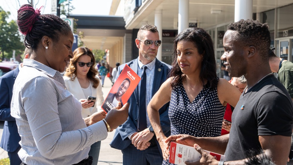 La cheffe du Parti libéral, Dominique Anglade a rencontré les résidents de la circonscription Maurice-Richard afin de présenter son candidat Jonathan Marleau.