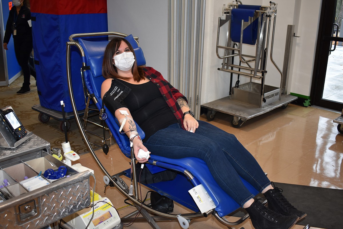 Une dame donne du sang.