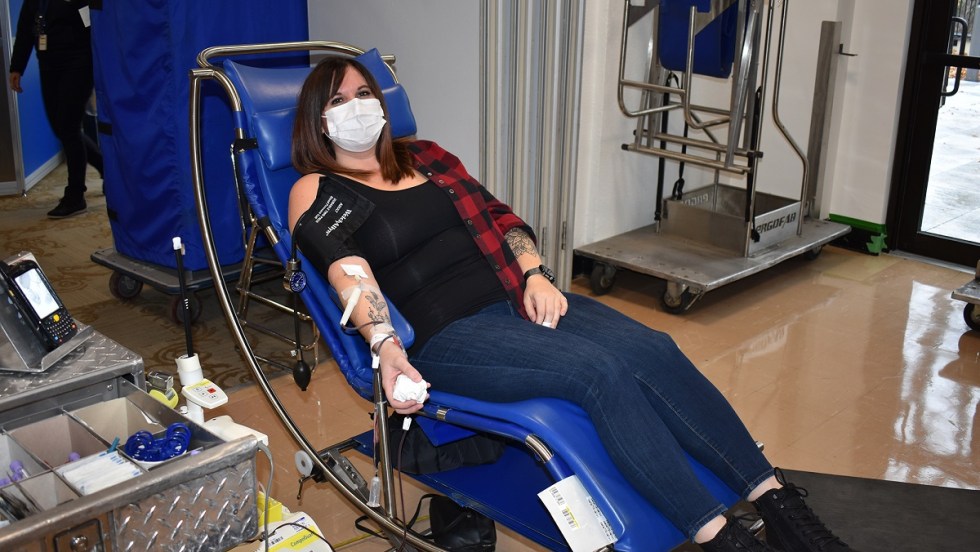 Une dame donne du sang.