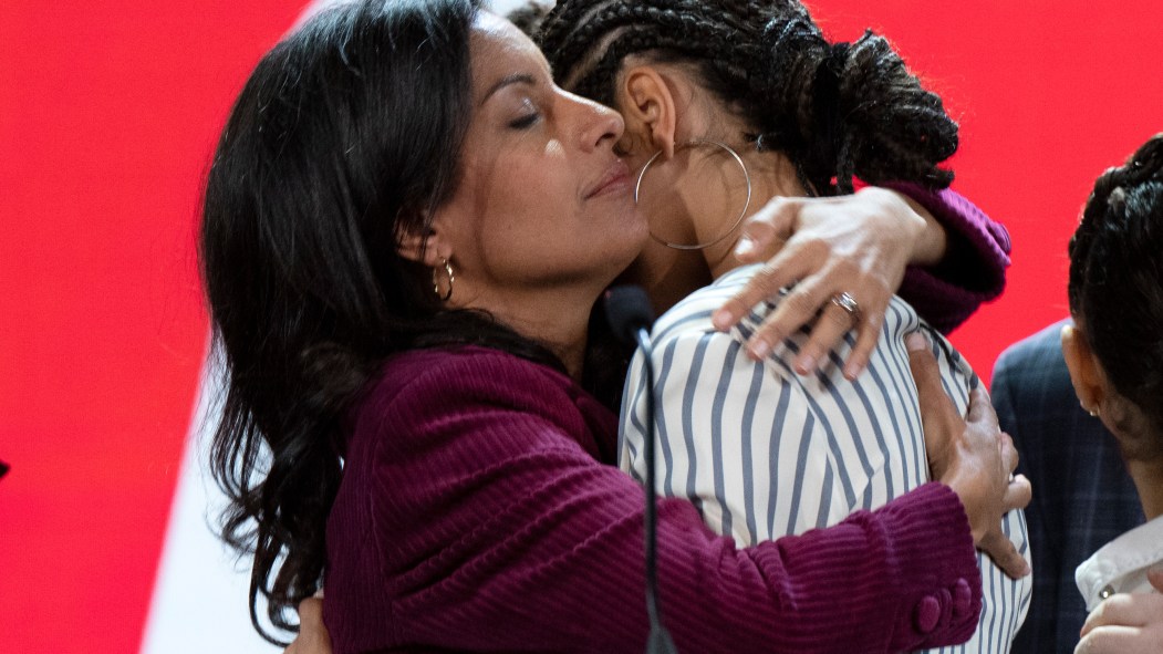 Dominique Anglade serrant sa fille Clara lors de son discours de défaite aux élections provinciales 2022.