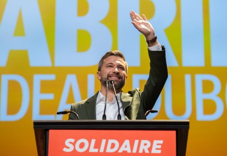 Gabriel Nadeau-Dubois devant un lutrin livre un discours lors des élections provinciales 2022.