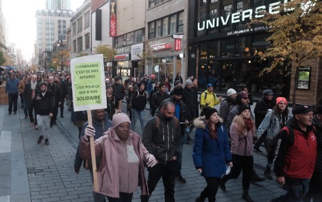Avant de s'installer sur la place Émilie-Gamelin, les participants à la Nuit des sans-abris ont défilé dans le centre-ville pour faire entendre leur voix.