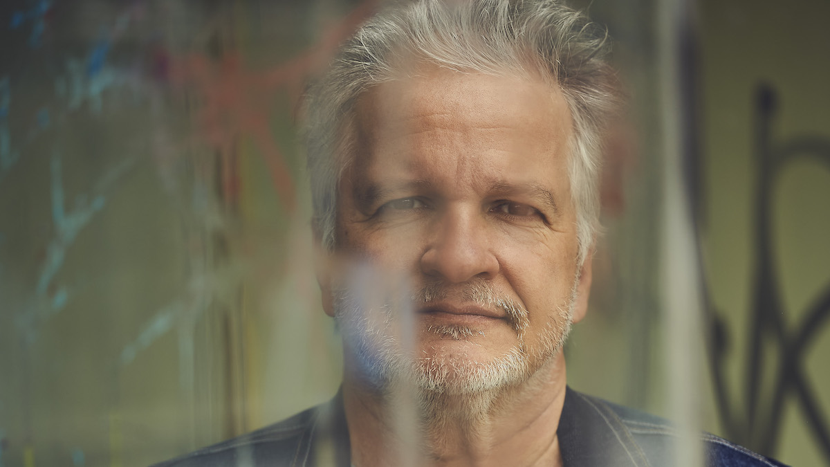 En plus d’avoir écrit durant la pandémie les chansons d’un nouvel album qui sortira le 14 octobre, Daniel Bélanger a écrit des poèmes, qui se retrouvent dans le recueil « Poids lourd ».