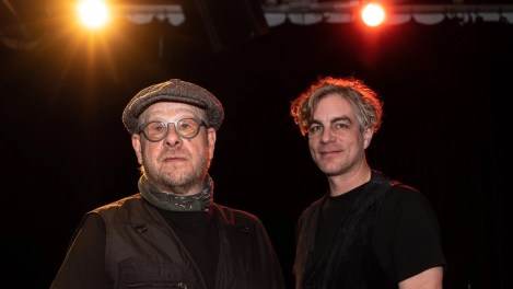 L’ex-Coloc André « Dédé » Vander redonne vie à l’album « Dehors novembre » dans un spectacle théâtral, aux côtés du comédien Hubert Proulx.