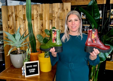 Myriam Labrecque, cr&eacute;atrice des produits chez Chaussures Porto-Fino, pr&eacute;sente les nouvelles chaussures &Eacute;cofino en cuir de cactus.