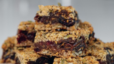 Carr&eacute;s aux dattes, aux canneberges et &agrave; la cardamome