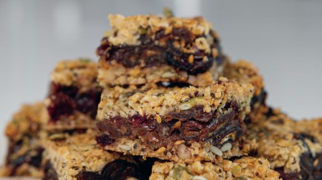 Carr&eacute;s aux dattes, aux canneberges et &agrave; la cardamome