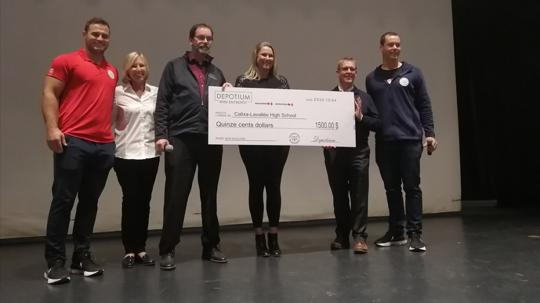 Dévoilement du chèque de 1500$ donné à l'école Calixa-Lavalleé après la présentation des joueurs des Alouettes.