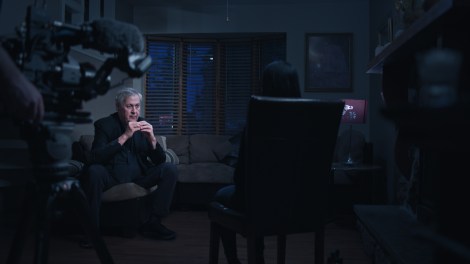 Le journaliste Paul Arcand s&rsquo;entretient dans &laquo;&nbsp;Les collectionneurs d&rsquo;enfants&nbsp;&raquo; avec Audrey, dont le viol, film&eacute;, alors qu&rsquo;elle &eacute;tait adolescente avait &eacute;t&eacute; command&eacute; par un pr&eacute;dateur s&eacute;vissant sur Facebook.