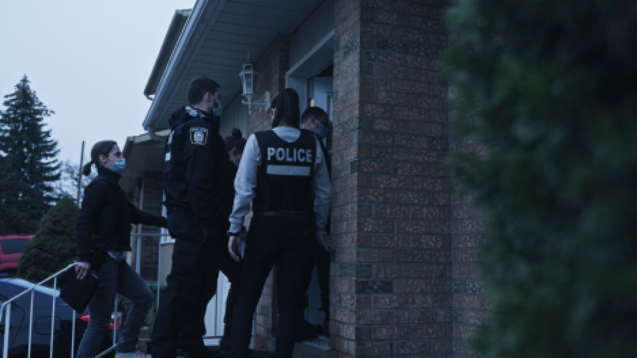 Une équipe du Service de police de la Ville de Montréal procède à l’arrestation d’un homme pour possession de pornographie juvénile dans « Les collectionneurs d’enfants ».