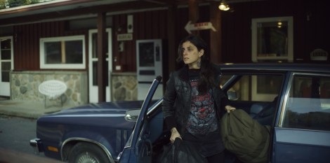 Nah&eacute;ma Ricci incarne Jen, de retour dans son patelin isol&eacute; afin de faire la lumi&egrave;re sur la mort de sa s&oelig;ur. Image fournie par Qu&eacute;becor Contenu