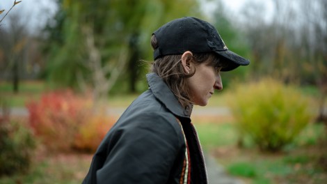 Larissa Corriveau incarne Polo, fauconni&egrave;re dure &agrave; cuire. Photo&nbsp;: Fabrice Ga&euml;tan