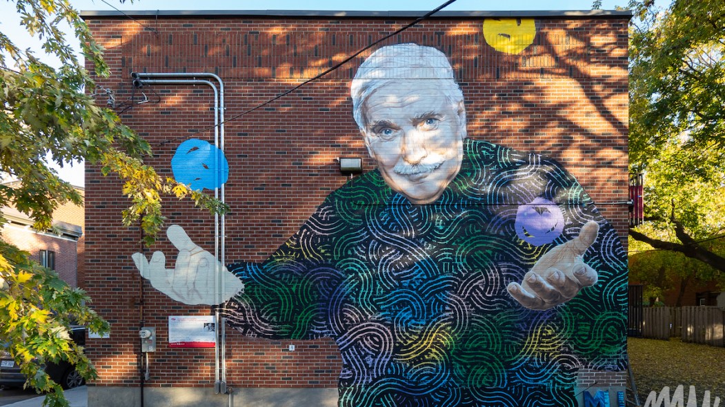 Une œuvre murale rendant hommage au défunt comédien Jean Duceppe a été dévoilée mardi dans Ville-Marie.