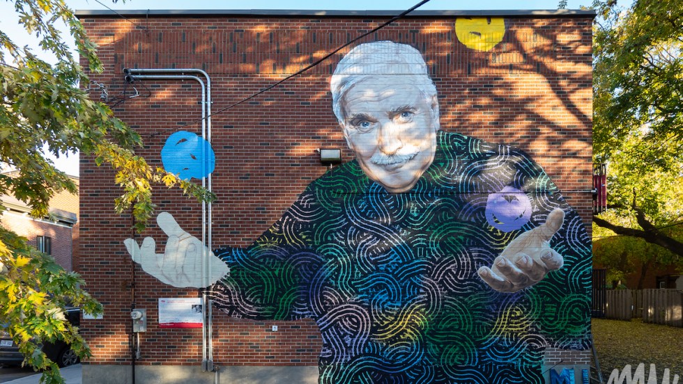 Une œuvre murale rendant hommage au défunt comédien Jean Duceppe a été dévoilée mardi dans Ville-Marie.