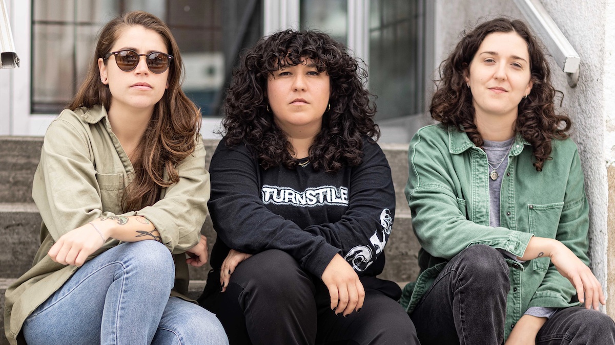 Les Shirley, groupe formé de Raphaëlle Chouinard, Sarah Dion et Lisandre Bourdages, offrent leur deuxième album long, « More Is More ».