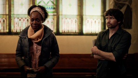 Dans la s&eacute;rie Padre, Martyne Musau incarne s&oelig;ur Sophie, qui cohabite dans l&rsquo;&eacute;glise Sainte-Trinit&eacute; aupr&egrave;s de David (Maxime Denomm&eacute;e). Photo&nbsp;fournie par Unis&nbsp;TV