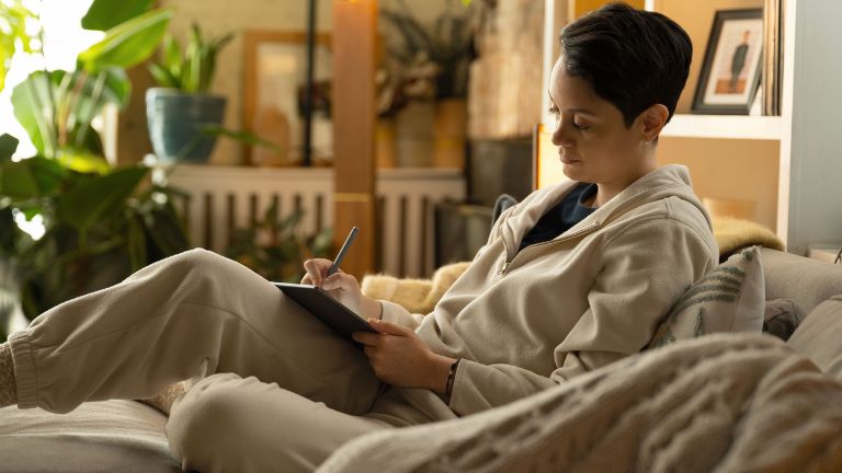 On peut utiliser la liseuse Kindle Scribe pour lire, écrire, prendre des notes, tenir un journal, etc. aperçu Amazon Kindle Scribe lecture écriture notes journal