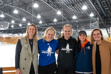 Les joueuses de hockey Laura Stacey, Jessie Eldridge, Ann-Renée Desbiens, Jill Saulnier et Marie Philip Poulin ont rencontré les médias avant le Showcase de la PWHPA.