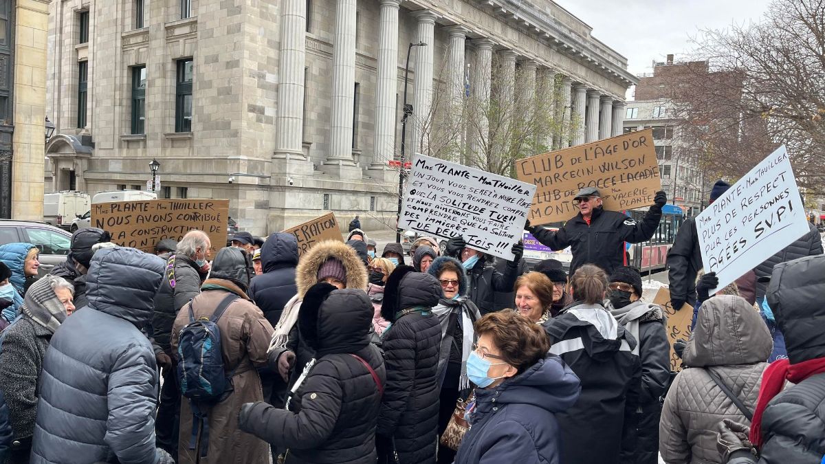 Ils étaient près d'une trentaine à défier le froid devant l'Hôtel de Ville de Montréal pour l'avenir du bocce à Ahuntsic-Cartierville