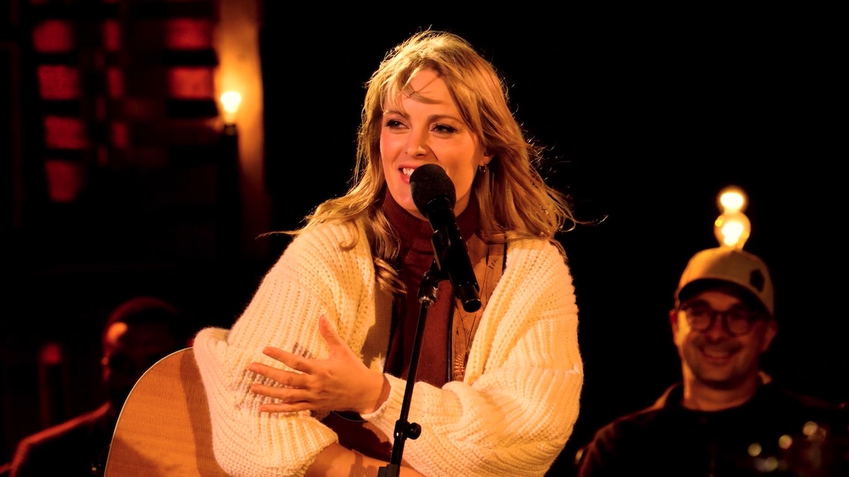 Andréanne A. Malette anime la nouvelle émission musicale « Feu de camp ».