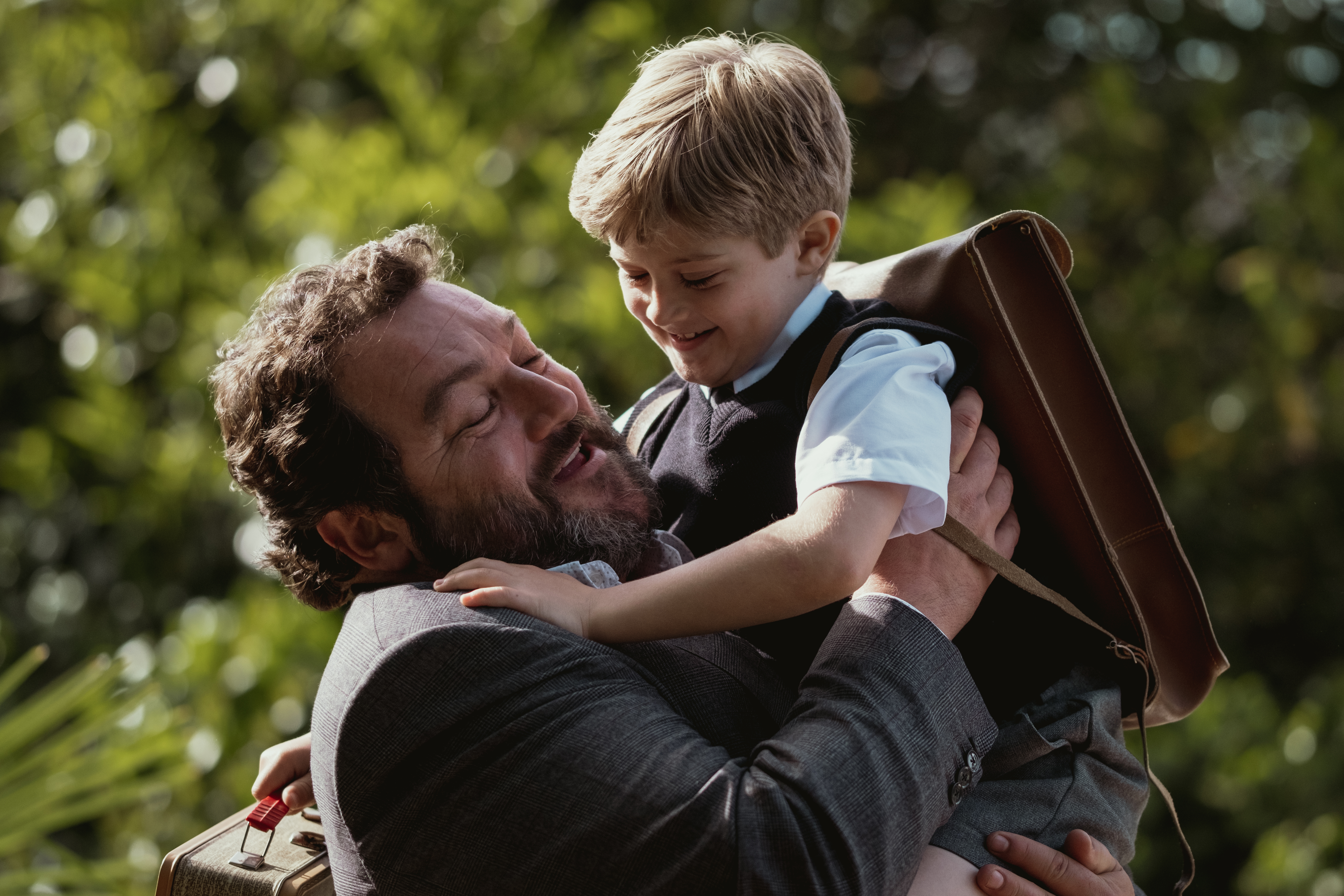 Romain Gary (incarn&eacute; par Denis M&eacute;nochet) et son fils Diego dans &laquo;&nbsp;Chien blanc&nbsp;&raquo;. Photo&nbsp;: Belen-Garcia