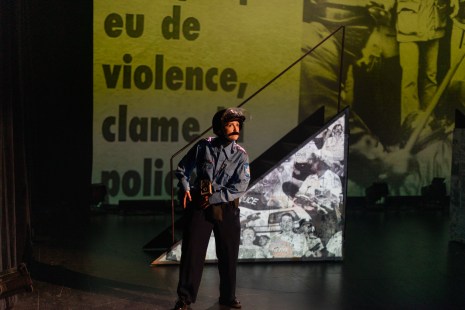 Dans &laquo;&nbsp;Ciseaux&nbsp;&raquo;, M&eacute;lodie No&euml;l Rousseau se glisse dans la peau ente autres d&rsquo;un policier en pleine descente dans un bar gai. Photo&nbsp;: Katya Konioukhova