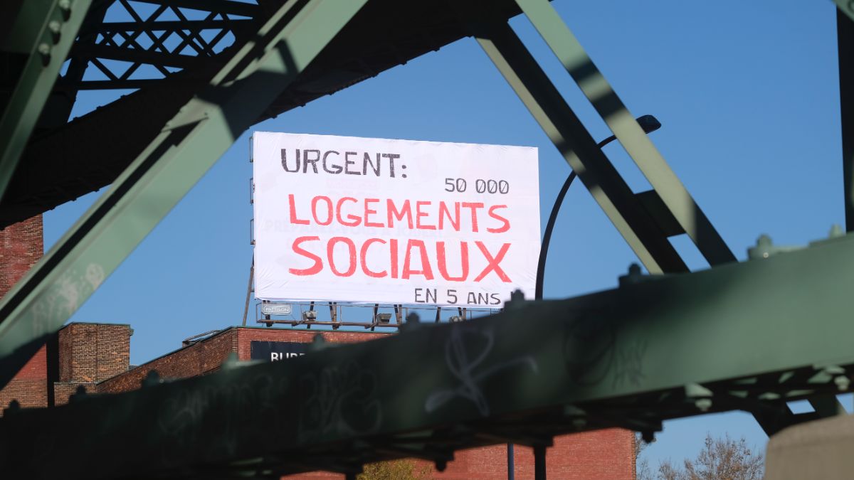 Une bannière géante exigeant plus de logements sociaux