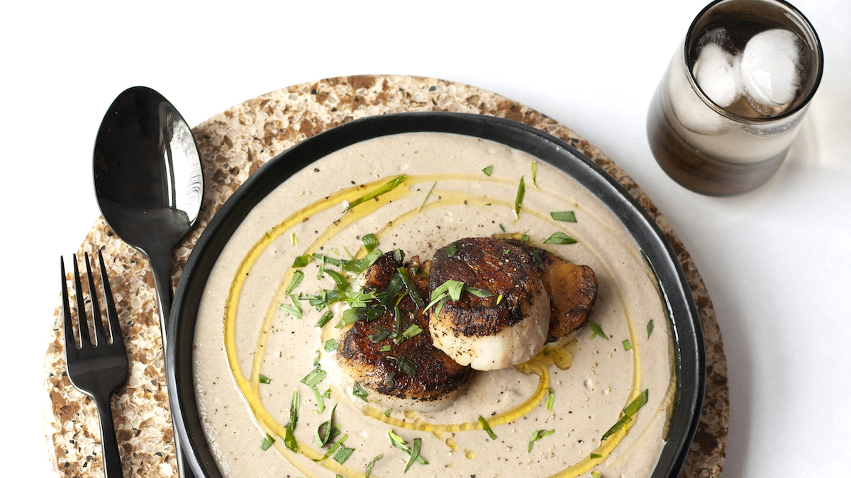 Recette de crème de shiitakés, pétoncles poêlés au sel de café