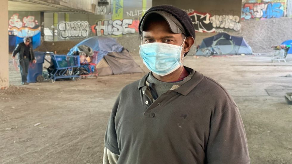 Jacco vit au campement sous l’autoroute Ville-Marie depuis plus de sept ans et craint désormais de devoir quitter tout ce qu'il y a créé.