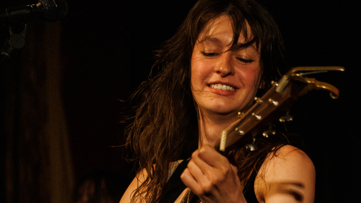 Au Gala alternatif de la musique indépendante du Québec (GAMIQ), qui a eu lieu dimanche soir, l’autrice-compositrice-interprète Lou-Adriane Cassidy a été sacrée artiste de l’année.