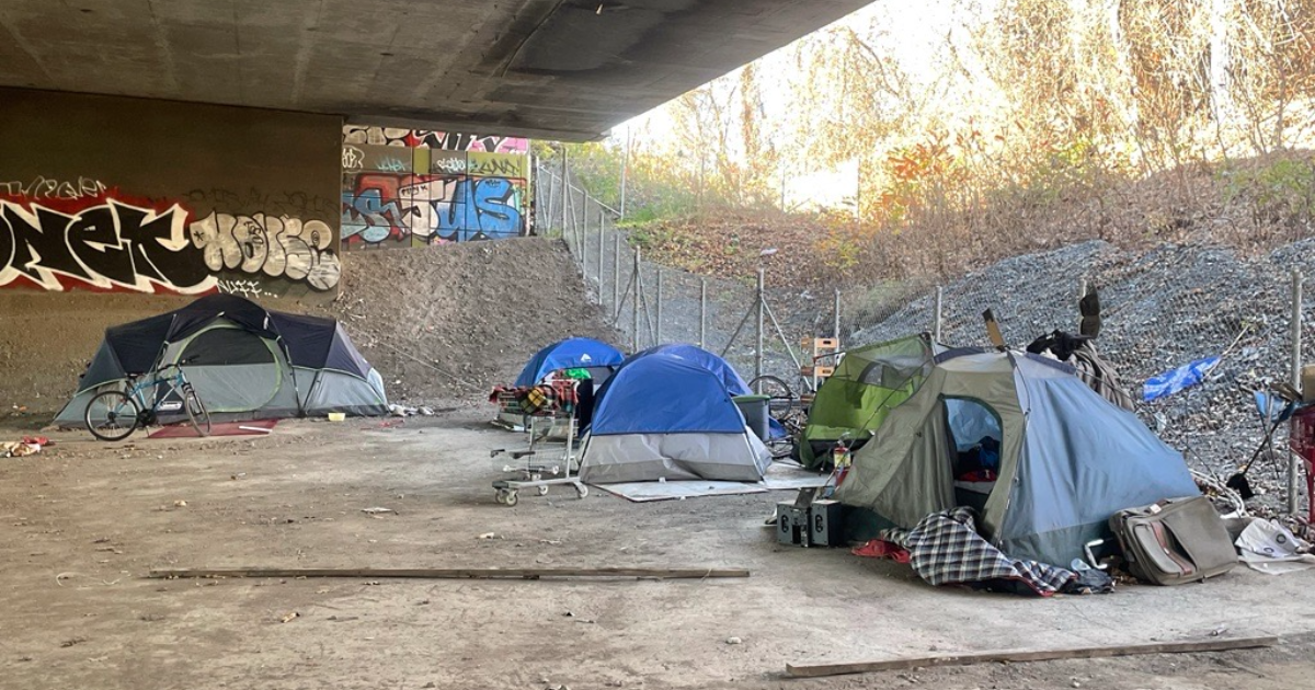 Vers une gestion plus centralisée des campements itinérants?