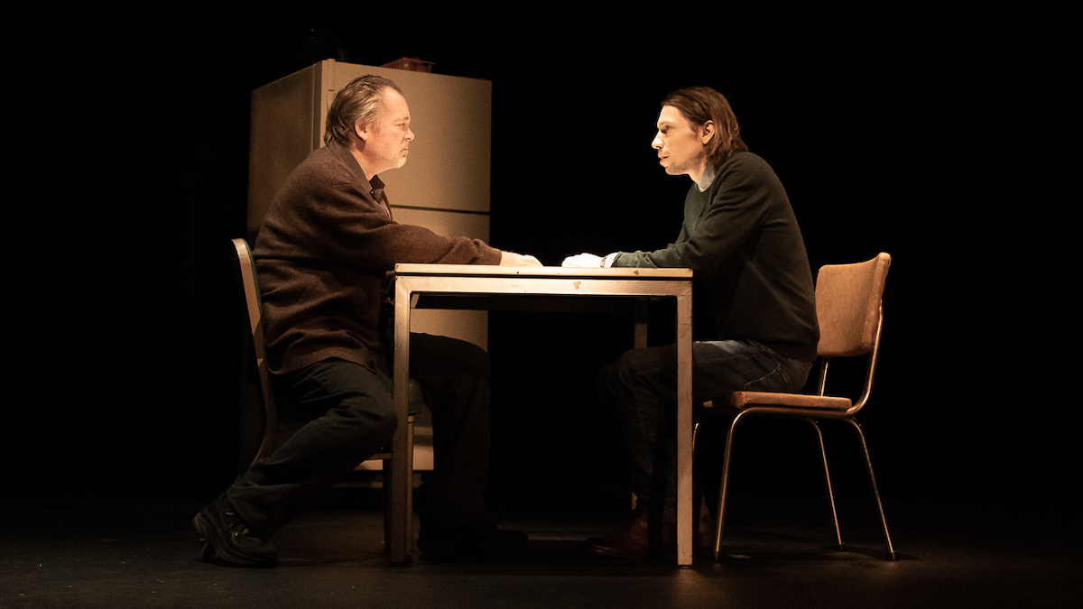 Martin Faucher et Félix-Antoine Boutin dans le face-à-face père-fils « Qui a tué mon père », présenté jusqu’au 10 décembre au Quat’Sous.