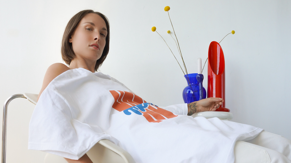 L’autrice-compositrice-interprète Rosie Valland a sorti son troisième album long fin octobre, « Emmanuelle », composé de mélodies électro-pop entraînantes d’une grande finesse sublimant sa voix.