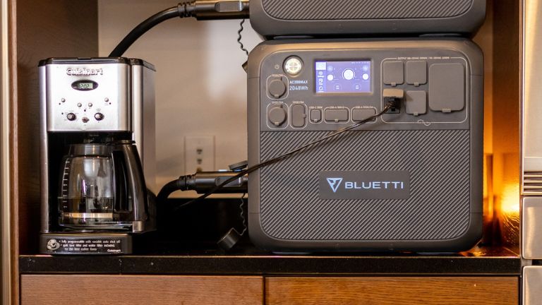 Avec la génératrice Bluetti, même une panne d’électricité au pire moment n’empêche pas de se faire un café. panne électricité énergie électricité secours batterie Bluetti