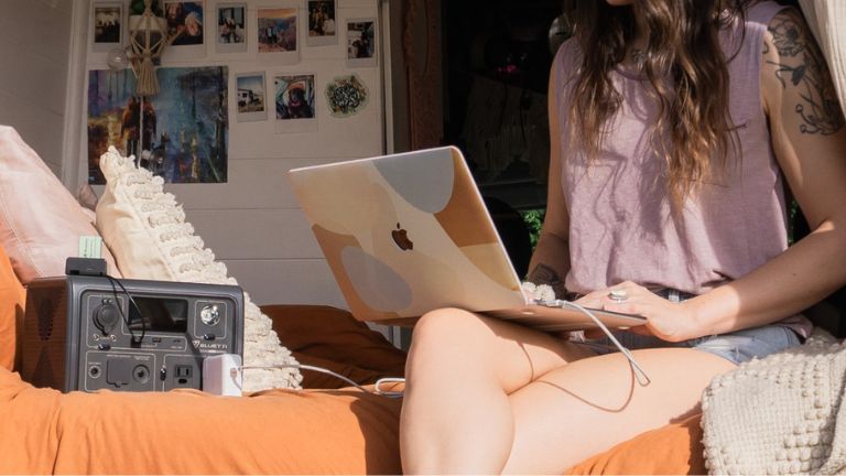Avec les produits Bluetti, on peut continuer à travailler de n’importe où, même pendant des heures. panne pire moment ordinateur travail batterie secours Bluetti