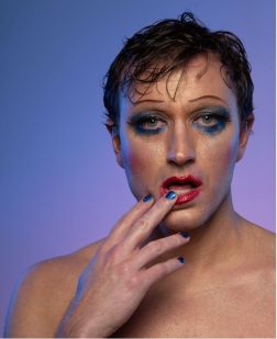 Benoit McGinnis incarne Hedwig dans &laquo;&nbsp;Hedwig et le Pouce en furie&nbsp;&raquo;. Photo&nbsp;: Cindy Boyce et Marie Des Neiges Magnan