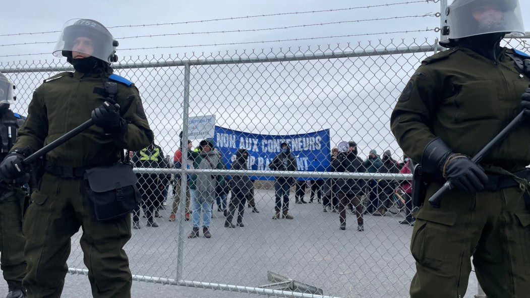 Une partie des manifestants ont réussi à rentrer sur le site de Ray-Mont Logistiques alors que les forces de l'ordre tentaient de les en empêcher.