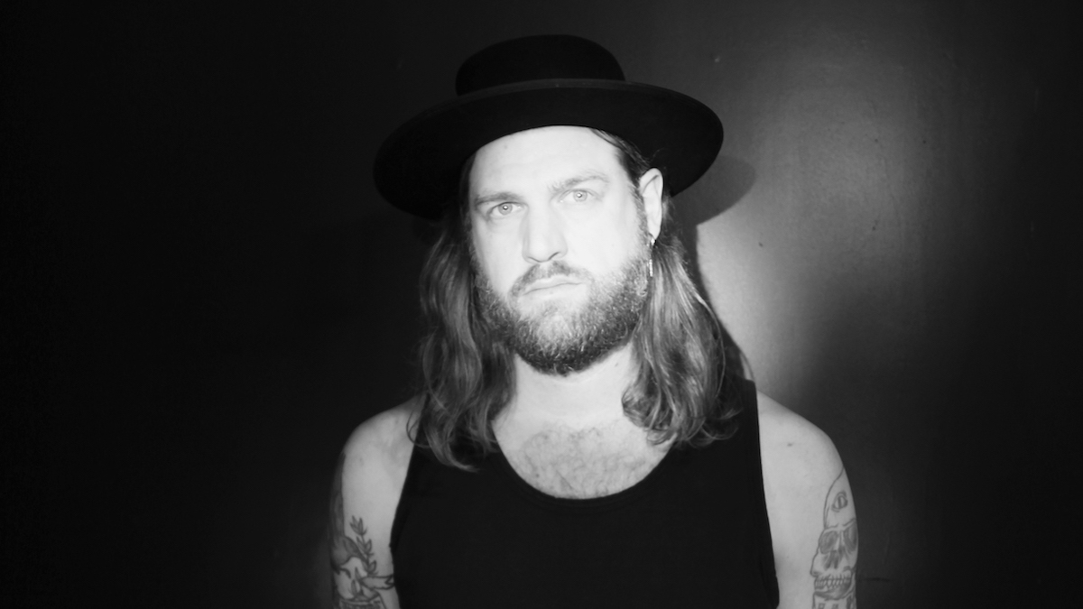 Avec son nouveau projet solo, Joé Napoléon a troqué le son plus abrasif de son groupe Uubbuurruu contre un indie-rock atmosphérique, propice à la contemplation, sur son album « Mirages », paru cet automne.