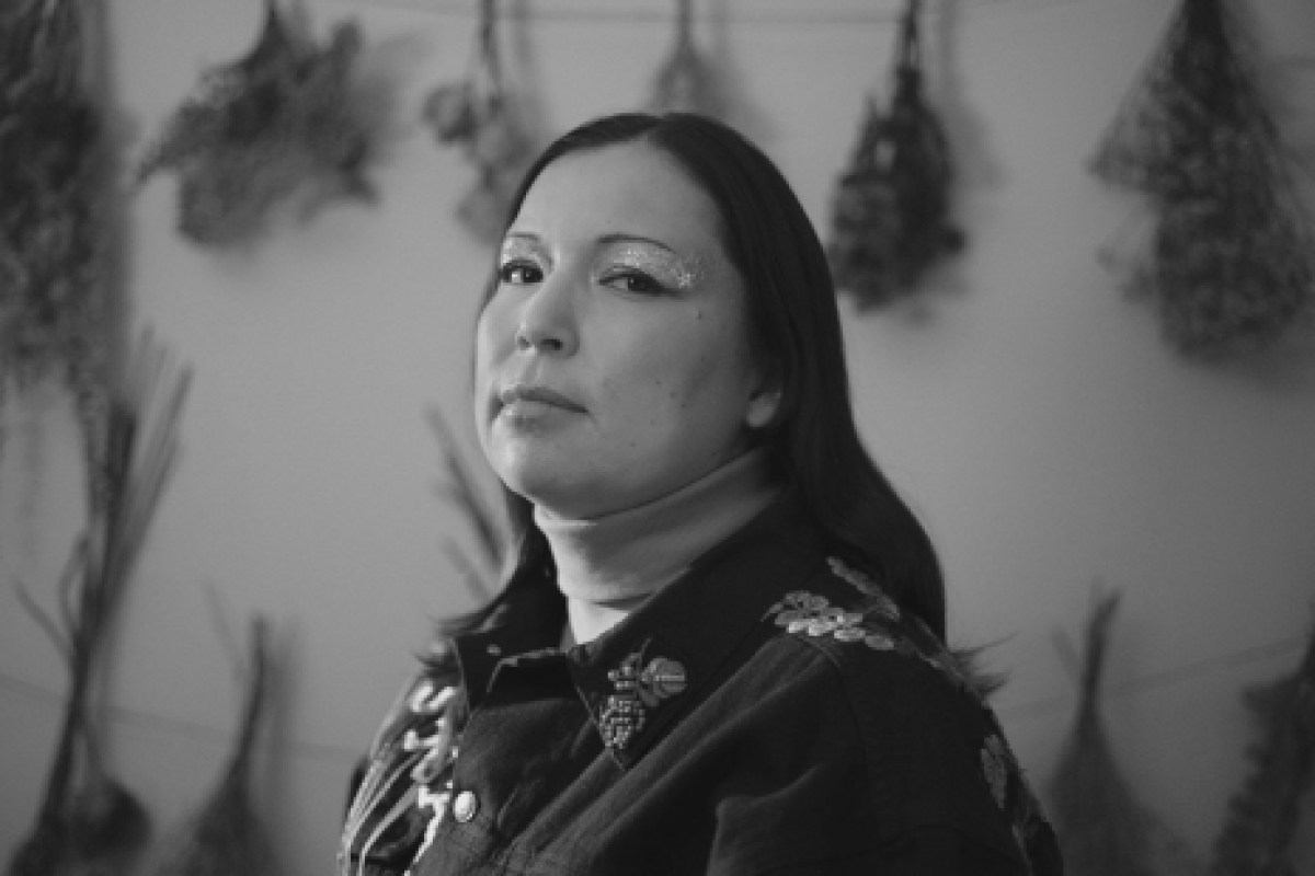 L’autrice-compositrice-interprète attikamek Laura Niquay, lauréate des catégories de l’artiste autochtone de l’année et de l’album de l’année en langues autochtones au plus récent Gala de l’ADISQ, se produira au Verre bouteille durant le Taverne Tour.