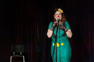 Shally Julie Messier prend également part à des cabarets clownesques.
