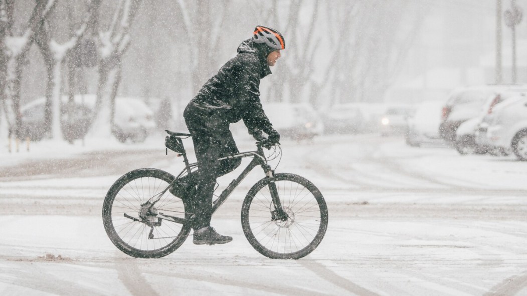 Plusieurs utilisent tout de même le vélo en hiver, bravant le froid et la neige et le manque d'informations sur l'état des pistes.