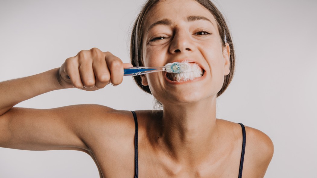 Il faut se brosser les dents pendant au moins deux minutes.