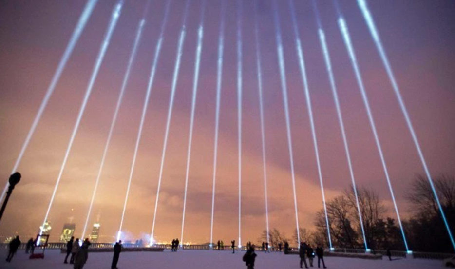 Quatorze faisceaux lumineux illuminent le ciel à la mémoire des victimes de la tuerie de Polytechnique.