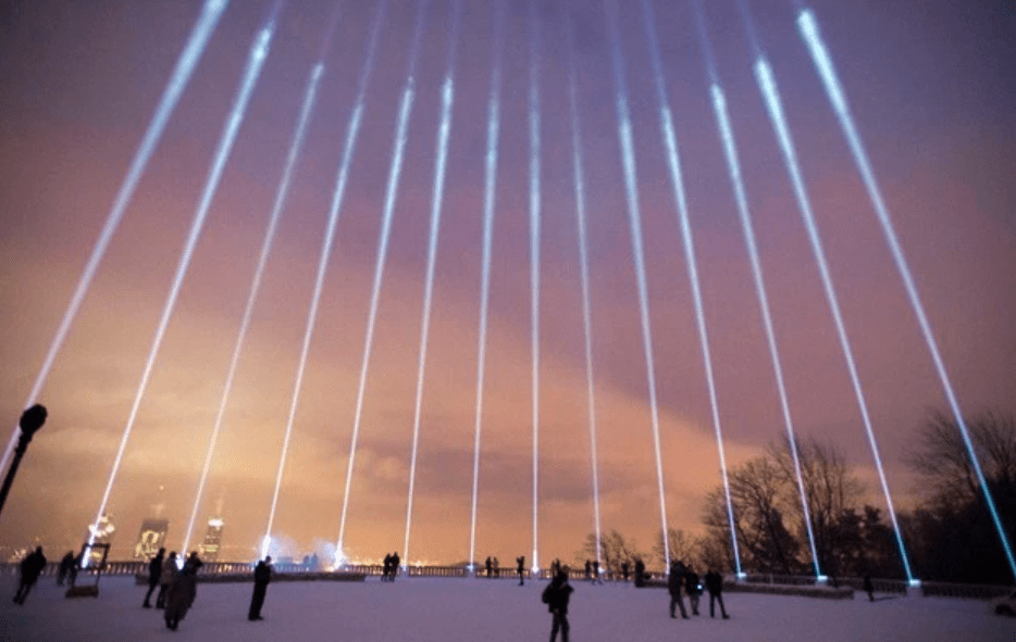 Quatorze faisceaux lumineux illuminent le ciel à la mémoire des victimes de la tuerie de Polytechnique.