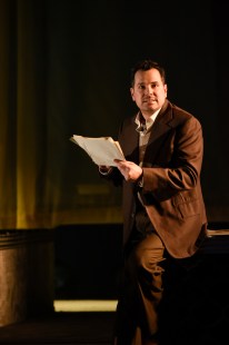 Steve Gagnon incarne Albert Camus. Photo : Yves Renaud