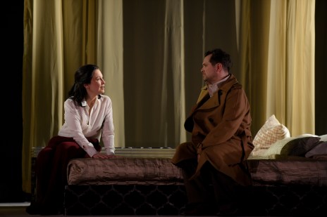 Anne Dorval et Steve Gagnon incarnent les amoureux Maria Casar&egrave;s et Albert Camus dans Je t&rsquo;&eacute;cris au milieu d&rsquo;un bel orage. 