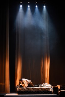 Anne Dorval et Steve Gagnon incarnent les amoureux Maria Casar&egrave;s et Albert Camus dans Je t&rsquo;&eacute;cris au milieu d&rsquo;un bel orage.