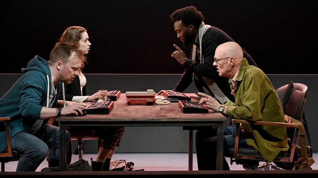 Alexandre Fortin, Laura Amar, Irdens Exantus et Norman Helms incarnent les quatre scénaristes dans la pièce de théâtre « Dix quatre », présentée jusqu’au 25 février à La Licorne.