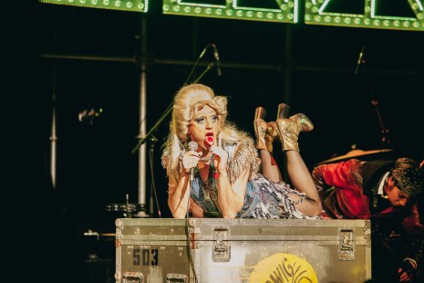 Benoît McGinnis incarne avec fougue le rôle-titre du spectacle musical rock « Hedwig et le Pouce en furie », présenté au Studio TD jusqu’au 4 février.